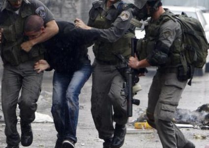 الاحتلال يحتجز طالبين ويعتدي عليهما بالضرب في البيرة