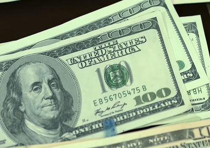 شاب يسرق أموال أمه في حادثة غير مألوفة