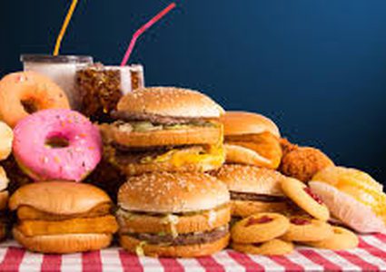 دراسة: الأطعمة السريعة تقلص سنوات عمر الإنسان بسرعة كبيرة