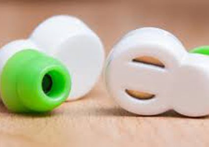 ما هي أهمية وضع سدادات الأذن في الليل ؟