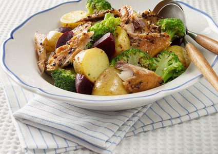 سلطة البطاطس الدافئة والماكريل