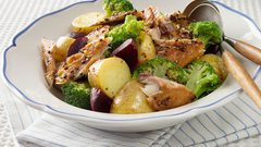 سلطة البطاطس الدافئة والماكريل