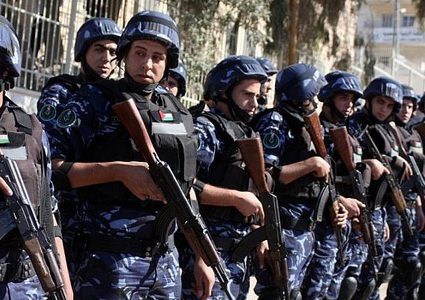 شرطة أريحا تقبض على سيدة صادر بحقها 6 أوامر حبس