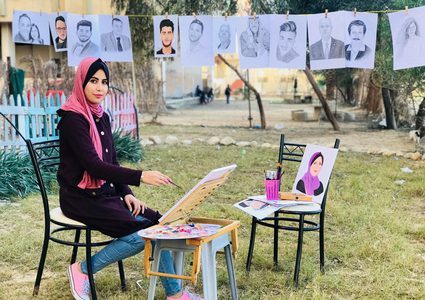 ألوان نطقت على الورق.. يارا مهندسة ترسم بالفحم