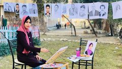 ألوان نطقت على الورق.. يارا مهندسة ترسم بالفحم