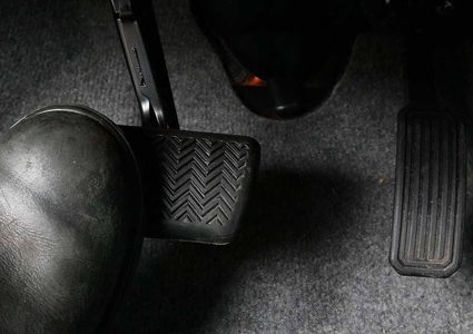 تشغيل الفرامل آليا.. إجباري للمركبات في أوروبا واليابان