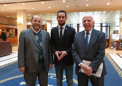 كواليس "الضحكة الهيستيرية" بين الأحمد وابو مرزوق في موسكو