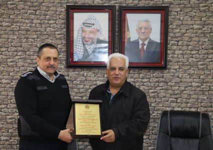 دفاع مدني الخليل يزور دار المحافظة