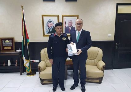 الدفاع المدني يسلم تقريره السنوي لرئيس الوزراء