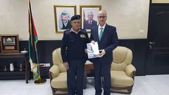 الدفاع المدني يسلم تقريره السنوي لرئيس الوزراء