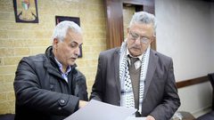 المحافظ أبو بكر يتسلم التقرير السنوي لدائرة تسجيل الأراضي