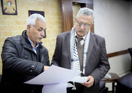 المحافظ أبو بكر يتسلم التقرير السنوي لدائرة تسجيل الأراضي