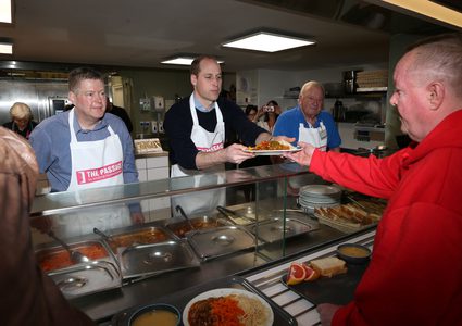 الأمير وليام بائع ساندوتشات في احدى مطاعم لندن