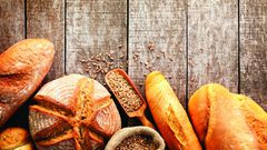 ما الفرق بين الخبز الأسمر والأبيض؟