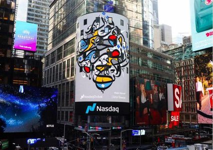 بأنامل سعودية.. أحرف عربية تزيّن جدران ميدان "تايمز سكوير"