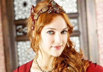 مريم اوزرلي تستعرض وشمها الكبير