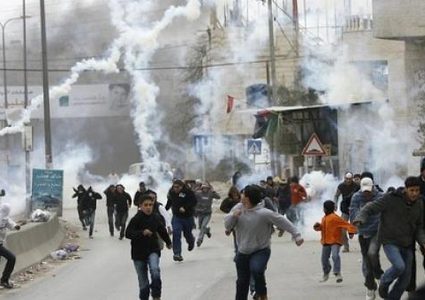 حالات اختناق في صفوف الطلبة خلال مواجهات مع الاحتلال بالخليل