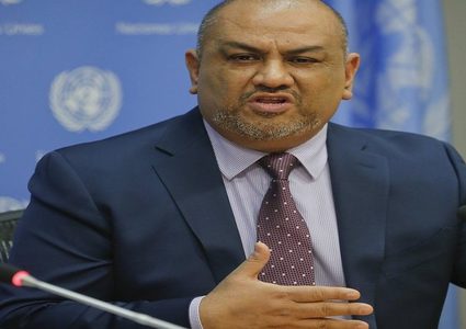 أول تعليق من وزير خارجية اليمن على صورته بجانب نتنياهو