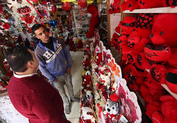 ائعون فلسطينيون يعرضون الزهور والدببة الحمراء والكرات الحمراء والوسائد في عيد الحب ، في مدينة غزة في 14 فبراير 2019. يوم عيد الحب يزداد شعبية في المنطقة حيث اعتاد الناس على تقديم الزهور والبطاقات والشوكولاتة والهدايا. إلى الأحباء للاحتفال بهذه المناسبة.