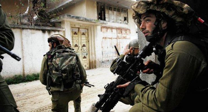 الاحتلال يقتحم قرية الطبقة ويفتش عدة منازل فيها