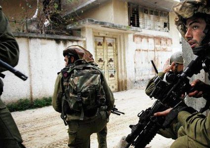 الاحتلال يقتحم قرية الطبقة ويفتش عدة منازل فيها