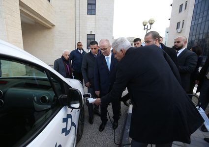الحمد الله يرحب بتوفير سيارات كهربائية صديقة للبيئة بفلسطين