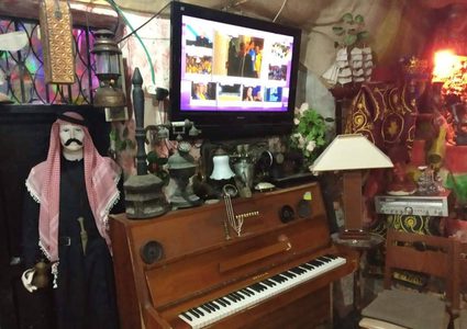 الخليل: مقهى "العقد" تشبث بالأصالة والعراقة التراثية القديمة