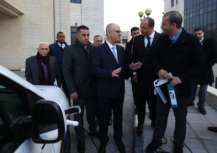 الحمد الله يرحب بتوفير سيارات كهربائية صديقة للبيئة بفلسطين