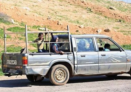 قوات الاحتلال تجبر العائلات في الأغوار الشمالية على مغادرة مساكنها بحجة إجراء تدريبات عسكرية في المكان.