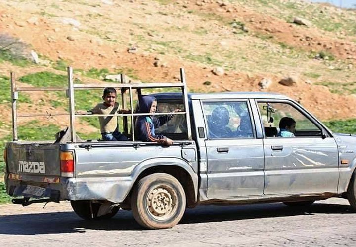 قوات الاحتلال تجبر العائلات في الأغوار الشمالية على مغادرة مساكنها بحجة إجراء تدريبات عسكرية في المكان.