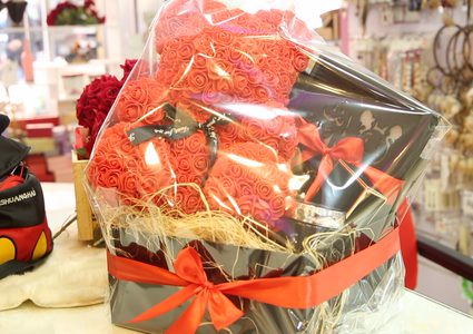 يوم  الحب .. العيد بعيدين عند التجار