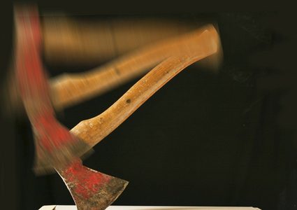 قاومت بشراسة.. اعتقال "سفاحة" عمرها 80 عاما