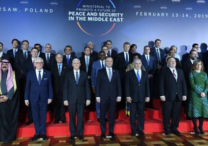 لقطات من وارسو.. وزير خارجية اليمن يقدم مكبر صوته لنتنياهو