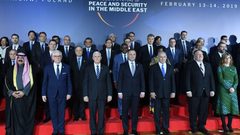 لقطات من وارسو.. وزير خارجية اليمن يقدم مكبر صوته لنتنياهو