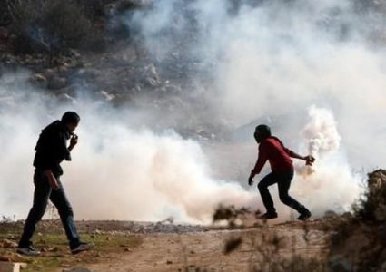 اصابة العشرات بالاختناق خلال قمع مسيرة بلعين الأسبوعية