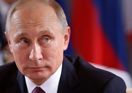 امرأة تطيح بوتين أرضا.. والأخير يقبل رأسها