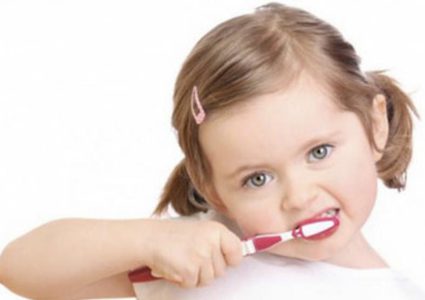 دراسة: يجب منع طفلك من تنظيف أسنانه بالفرشاة لوحده