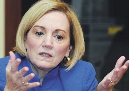 سفيرة أمريكية: إذا انتهى حكم السيسي سيكون الجيش