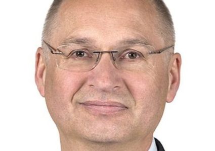 نائب برلماني يستقيل بعد سرقته "ساندويتش"