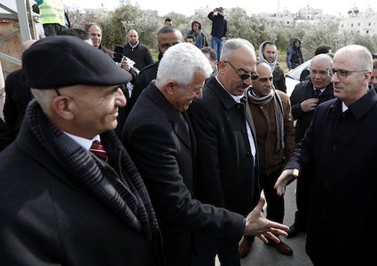 رئيس الوزراء الفلسطيني رامي الحمد الله يزور مصنعا للحجر في قرية بني نعيم في الضفة الغربية ، 16 فبراير 2019. وشملت جولة حمد الله زيارات إلى محاجر ومصانع في قرى الضفة الغربية في بني نعيم وسر بالقرب من الخليل وكذلك إلى بيت فجار بالقرب من بيت لحم.