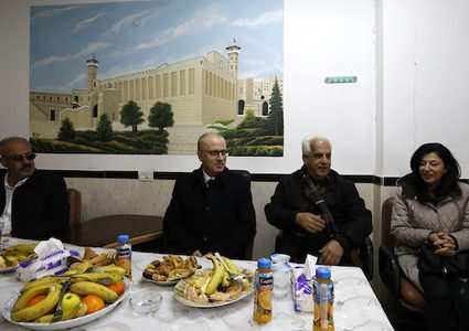 رئيس الوزراء الفلسطيني رامي الحمد الله يزور مصنعا للحجر في قرية بني نعيم في الضفة الغربية ، 16 فبراير 2019. وشملت جولة حمد الله زيارات إلى محاجر ومصانع في قرى الضفة الغربية في بني نعيم وسر بالقرب من الخليل وكذلك إلى بيت فجار بالقرب من بيت لحم.