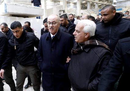 رئيس الوزراء الفلسطيني رامي الحمد الله يزور مصنعا للحجر في قرية بني نعيم في الضفة الغربية ، 16 فبراير 2019. وشملت جولة حمد الله زيارات إلى محاجر ومصانع في قرى الضفة الغربية في بني نعيم وسر بالقرب من الخليل وكذلك إلى بيت فجار بالقرب من بيت لحم.