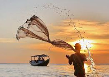 صياد يصاب بالهلع لرؤيته "ثعبانا" في شبكته