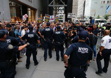شرطة نيويورك تعتقل محتجين على توقيع ترامب قانون الطوارئ