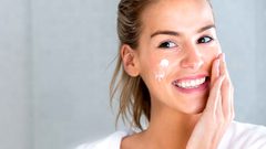 لو بشرتك جافة ومكياجك بيسيح.. 6 نصائح هتساعدك