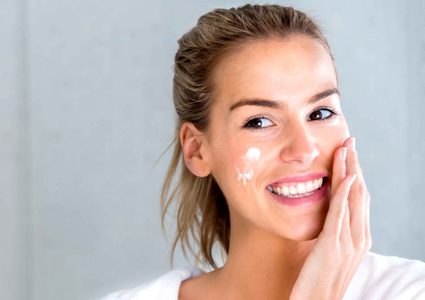 لو بشرتك جافة ومكياجك بيسيح.. 6 نصائح هتساعدك