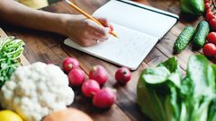 10 أطعمة تستطيع تناولها بأي كمية دون الخوف من الوزن الزائد