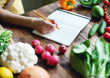 10 أطعمة تستطيع تناولها بأي كمية دون الخوف من الوزن الزائد