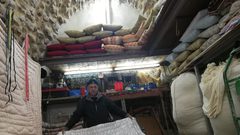 "بياع الدفا" في الخليل يواجه مستقبلاً مجهولاً