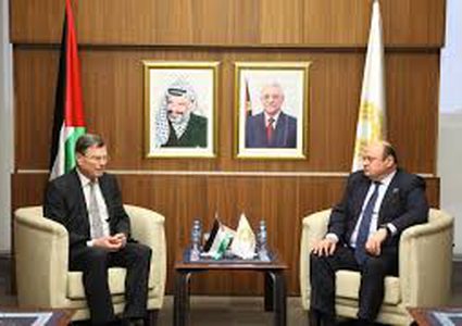 بحث إنشاء بنوك تعاونية لمحاربة الفقر في فلسطين